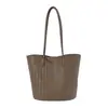 Bolsa de palha tecida estilo retrô coreano, grande capacidade, adequada para ir ao trabalho, uso casual e uso diário; uma bolsa de ombro elegante e versátil que também pode ser carregada sob o braço