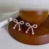Pendientes de Lazo Hueco con Perlas para Mujer 2026 Nuevo Estilo Caliente Lujo Ligero Diseño de Nicho Pendientes Versátiles de Gama Alta