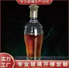 El fabricante produce botellas curvas para licores extranjeros, botellas de vidrio de alta transparencia, tapas doradas, admite logotipos personalizados.