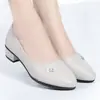 Sapatos femininos com salto grosso ou médio, feitos de couro macio, estilo casual, sola macia, adequados para mulheres de meia-idade, coleção primavera/outono 2026, versáteis, bico fino, e perfeitos para o dia a dia