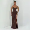 Ropa de mujer transfronteriza de Amazon 2026 nuevo elegante color liso con tirantes escotados fruncido a la cintura teñido anudado vestido con abertura