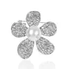 Nuevo broche de flores estilo Chanel de alta gama para mujer, con incrustaciones de diamantes, ramillete de perlas, accesorios de alfiler antiexposición de alta calidad.