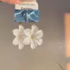 Pendientes Blancos de Flor Tridimensional Estilo Vacaciones en la Playa para Mujer 2026 Nuevo Estilo Pendientes Atmosféricos Accesorios de Moda de Gama Alta