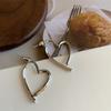 Aretes Metálicos en Forma de Corazón, Estilo Coreano Modernos y de Moda, Aretes de Celebridad de Internet, Desmontables y Se Pueden Usar de Dos Maneras