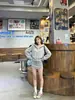 Conjunto de sudadera de otoño para mujer en gris, con una chaqueta corta y una falda deportiva, un atuendo completo para personas petite a principios de otoño, estilo coreano