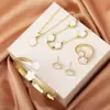 Suministro Transfronterizo Flor de Cinco Pétalos de la Suerte de Venta Caliente Europea y Americana Collar Individual Pulsera Anillo Pulsera Conjunto para Mujeres Simple y Versátil
