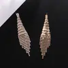 Llegada de fábrica nueva aretes largos de borla con incrustaciones de diamantes personalidad flash Diamante elegantes brillantes aretes al por mayor para mujer E789