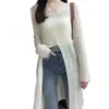 Elegante y suave top de punto blanco con cuello en V y diseño calado para mujer, colección primavera-verano 2025, cubre playa largo con aberturas para proteger del sol