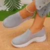 Zapatos casuales transfronterizos de talla grande, zapatos transpirables de tejido fly-knit para mujer, zapatos de malla ligeros y cómodos, zapatos casuales de corte bajo con suela suave