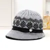 Nuevos gorros cálidos, gruesos y de punto para otoño e invierno para mujer, diseñados para mantener abrigadas a las madres de mediana edad y mayores y proteger sus orejas; Gorros con forro de polar para mujeres mayores