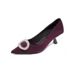 Zapatos de tacón de aguja de gamuza burdeos con punta fina para mujer, con hebilla grande adornada con diamantes, elegantes y con estilo, zapatos de salón de corte bajo para fiestas de compromiso