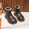 Botas para meninas 2026 sapatos de princesa para bebês outono e inverno novas botas de couro botas curtas infantis com forro de pelúcia para aquecimento botas Martin