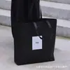 Bolsa tote de TNT cor de café, formato de meia-lua, com impressão personalizada de publicidade para lojas de roupas, uma sacola de presente comercial e ecológica