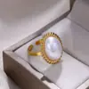 Anillo Abierto de Acero Inoxidable con Borde Trenzado de Nácar Blanco Vintage, Botón con Patrón Chapado en Oro de 18 Quilates, Anillo Elegante Estilo Chanel
