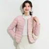 Jaqueta de Algodão com Forro e Gola Redonda para Mulheres Inverno Nova Slim Fit Gola V Cor Lisa Aparência Emagrecedora Quente Curta Leve Jaqueta de Algodão