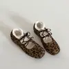 Sapatos rasos planos populares estilo francês prateados para mulheres, novo modelo verão 2026, sola macia com aumento interno de altura, sapatos Mary Jane versáteis