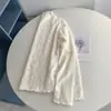 Blusa de Encaje Beige Suave con Cuello Semi-Alto y Jacquard de Encaje Intricado, Elástica y Elegante, Adecuada como Capa Base, Estilo Coreano
