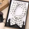 Lenço de Seda para Mulheres, Moderno e Versátil, Toque de Luxo, Lenço Quadrado de 70cm, Lenço de Pescoço Estilo Coreano, Lenço Vintage para Primavera e Outono, Pode Ser Usado como Laço de Bolsa, Design de Camélia