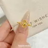 Estilo Mismo de Xiaohongshu Oro Arena Chispa Ardiente Oro Hueco Trébol de Cuatro Hojas Anillo Luz Lujo Ligero Sentido del Diseño Inmediatamente Trae Riqueza Anillo