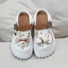 Sandalias de Exterior de Tacón Alto Cerradas Estilo Enfermera con Suela Suave de Peluche de Conejo Lindo para Verano 2026, con Sensación de Caminar sobre las Nubes, para Mujer