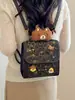 Bolsas de mujer transfronterizas, nueva colección otoño/invierno 2026: mochilas de moda y con estilo con una estética preppy, que presentan un lindo bordado de oso