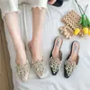 Estilo de celebridad de internet Nuevos zapatos planos de punta con perlas para mujer, tacón bajo plano, punta cerrada, medias zapatillas, versátiles, sexys, elegantes, estilo socialité