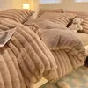 Conjunto de Roupa de Cama Espesso de Veludo Leiteiro de Inverno com Quatro Peças Lençol de Cama de Veludo Pelúcia de Coelho Capa de Edredom Roupa de Cama de Três Peças para Dormitório de Veludo Coral