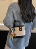 Bolsa Balde Retrô de Nicho Portátil Feminina Outono/Inverno 2026 Nova Bolsa Transversal Bordada Acolchoada com Diamantes Bolsa de Ombro Único para Trabalho e Trajeto