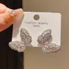 Pendientes de botón huecos de mariposa con circonita de lujo ligero estilo francés Pendientes minimalistas de alta gama de nicho Pendientes de personalidad estilo cool