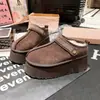 Pantuflas de plataforma estilo étnico con suelas gruesas, forradas de felpa para el invierno, con diseño de punta cerrada, adecuadas para usar en exteriores, con bordado retro y detalles esponjosos, y hechas de algodón