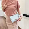 Bolso de mano de moda europeo y americano, nuevo estilo versátil de hombro y cruzado para chicas a la moda, bolso de sobre de cadena vintage de alta gama para la noche