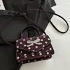 La popular bolsa cuadrada pequeña de este año para mujer 2026 nueva bolsa de trabajo tipo tote de lunares de verano sensación de alta gama bolsa de un solo hombro cruzada