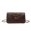 Elegante y versátil bolsa de cadena con un patrón de rombos texturizado, un nuevo diseño 2026 para mujer, que presenta un estilo único y de nicho para llevar al hombro/cruzado.
