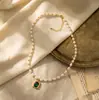Colar de Pérolas de Água Doce em Formato de Arroz e Diamantes Verdes de Comprimento Estendido para Mulheres, Design de Nicho Retro de Luxo Leve, Corrente de Clavícula da Moda