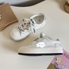 Sapatos brancos pequenos de sola grossa femininos 2025 novas explosões macios fofos sapatos de cabeça grande sapatos de plataforma pai 6612