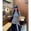 Foto Real # Camiseta Lisa de Manga Curta com Gola Alta para Mulheres, Novo Estilo Primavera 2026, Corte Justo, Valoriza a Silhueta, Estilo Puro Desejo, Marca a Cintura.