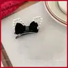 Grampo de Cabelo Vermelho com Atmosfera de Ano Novo 2026, Grampo Requintado para Franja Lateral, Elegante Grampo Bico de Pato Pequeno Estilo Chanel, Acessório de Cabelo Grampo Bb
