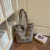 Bolso de mujer con estampado de leopardo único, nueva moda de otoño 2026, bolso tote ligero para la escuela y el trabajo, bolso de hombro de gran capacidad