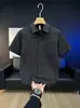 Camisa de jacquard a rayas ligera para hombre, protección solar de verano, manga corta casual holgada, top transpirable simple de moda