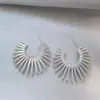 Los pendientes dorados en forma de girasol dan un aspecto estilizado y sofisticado, con un diseño de nicho, estilo simple y elegante, pendientes versátiles para mujer