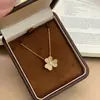 Collar Clásico de Trébol de la Suerte Chapado en Oro de 24 Quilates con Fuerte Retención de Color, Pétalos Completos de Diamante, Collar de Flor, Diseño de Nicho de Lujo Ligero