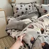 Juego de colcha de terciopelo de leche con borde de concha estilo ins, juego de cuatro piezas de cubierta de edredón de forro polar coral y franela engrosada para invierno, juego de tres piezas para dormitorios