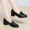 Zapatos para mujeres de mediana edad y mayores, nueva colección de otoño 2026, cuero suave, suela blanda, tacón grueso, zapatos planos cómodos, zapatos casuales de cuero versátiles para mujer