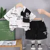 Conjunto de Roupa para Meninos 2026 Novo Estiloso Estampado Letra Manga Curta Conjunto de Duas Peças para Crianças Pequenas Tendência Comércio Exterior Atacado