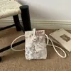Nova bolsa vertical estilo chinês para mulheres, nova coleção de verão 2026, bordada, casual, adequada para o dia a dia, moderna, elegante e projetada como uma bolsa de ombro para carregar um celular