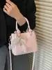 Bolso de mano pequeño exquisito transfronterizo para mujer 2026 nuevo bolso de hombro con patrón tejido para el trabajo y los desplazamientos bolso cruzado tipo cubo