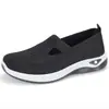Novos sapatos femininos transfronteiriços com superfície em malha fly-knit, sapatos casuais TEMU slip-on respiráveis de sola macia, tamanho grande, sapatos baixos para comércio exterior