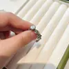 Nuevo Anillo Iris de Diamante de Alto Carbono con Patrón de Hierba Tang Estilo Chino Apertura para Mujer Diseño de Nicho Sentido del Diseño Anillo de Bambú