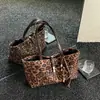 Bolsa tote de luxo leve com estampa de leopardo para outono e inverno para mulheres, nova bolsa de ombro versátil e estilosa para o dia a dia 2026