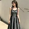 Vestido retro elegante de tirantes a rayas estilo francés para mujer, nueva colección primavera/verano 2026, con una elegante cintura de corbata y un diseño largo